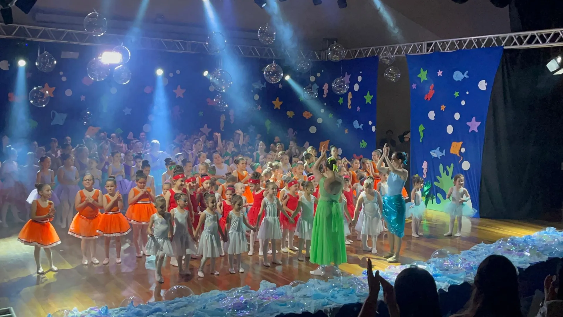 Espetáculo “Oceano Encantado” lota teatro da Uniarp em Caçador