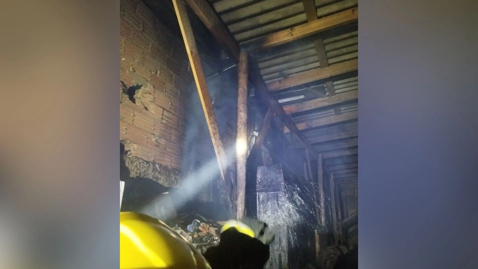 Fogo em madeireira assusta moradores e mobiliza bombeiros