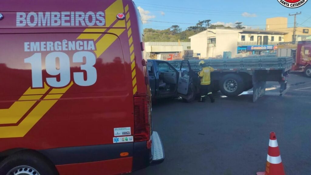 Caminhonete quase entra sob caminhão após colisão em Fraiburgo