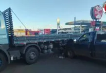 Caminhonete quase entra sob caminhão após colisão em Fraiburgo