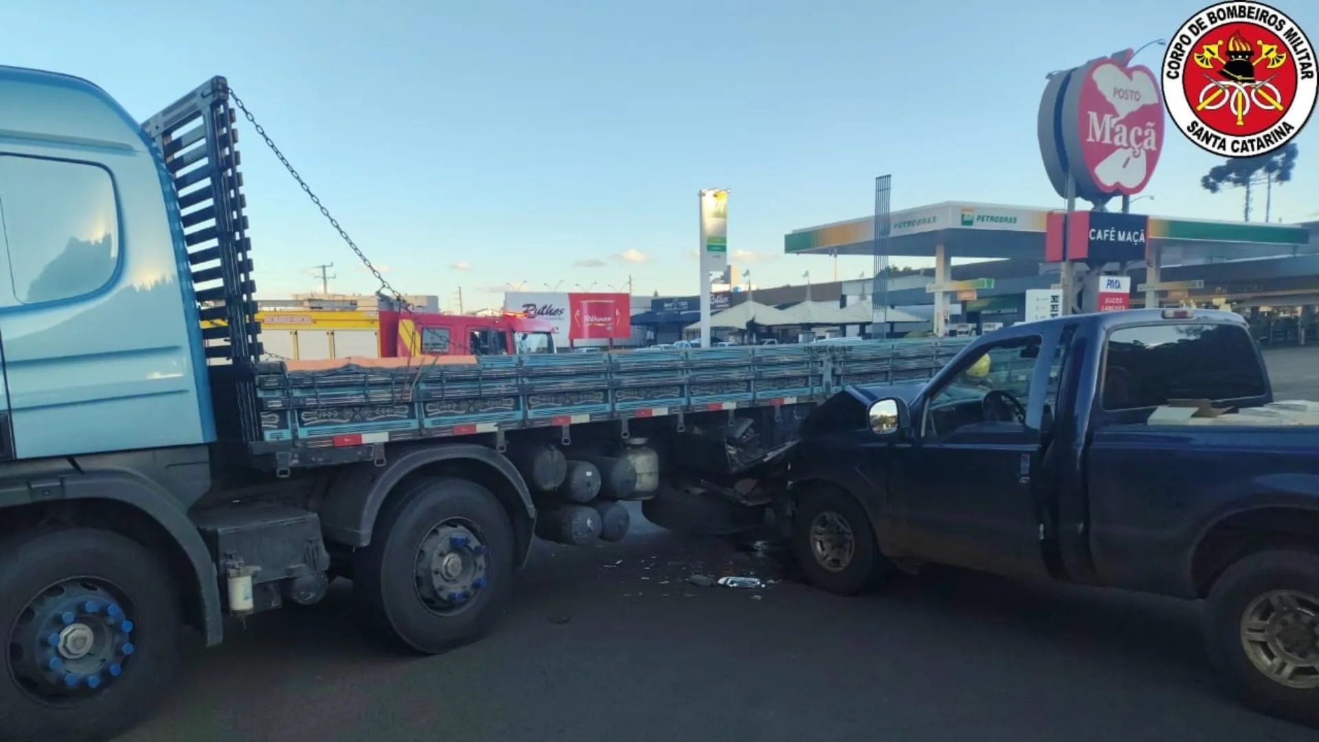 Caminhonete quase entra sob caminhão após colisão em Fraiburgo