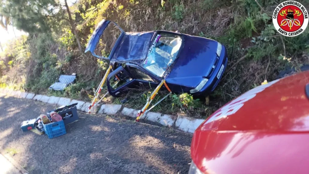 Mulher de Videira fica presa aos pedais em acidente na SC-355 e é resgatada