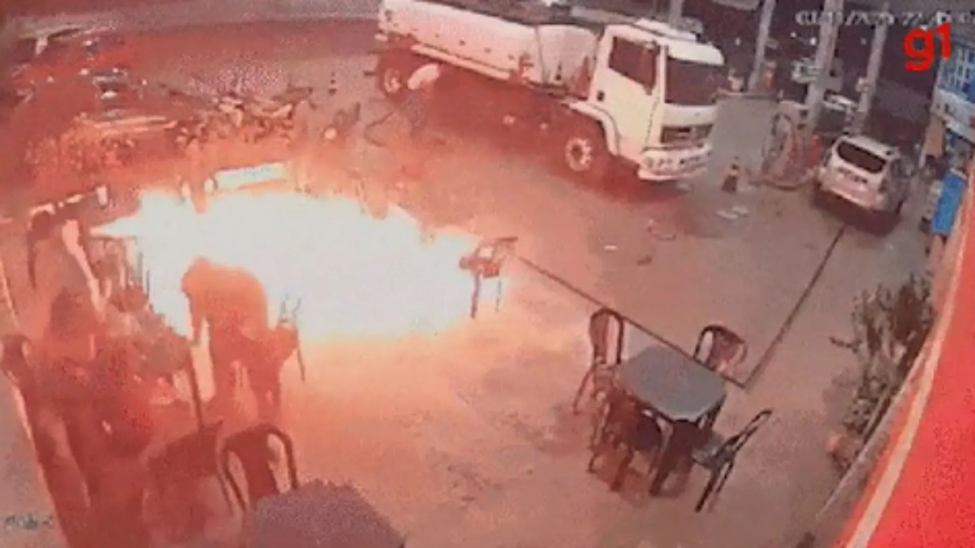 Homem acende cigarro e quase provoca incêndio em posto de combustível