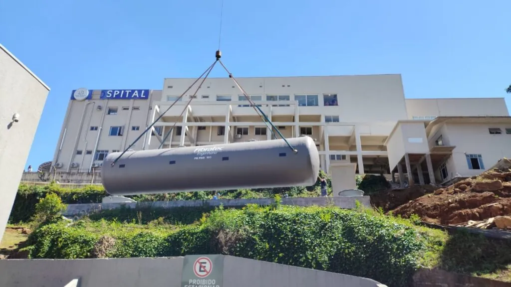Hospital de Videira faz grande operação para instalar estação de tratamento