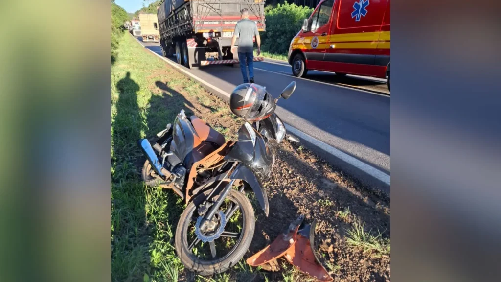 Mulher é socorrida após colisão entre moto e carro em Monte Carlo