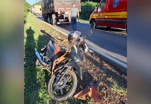 Mulher é socorrida após colisão entre moto e carro em Monte Carlo