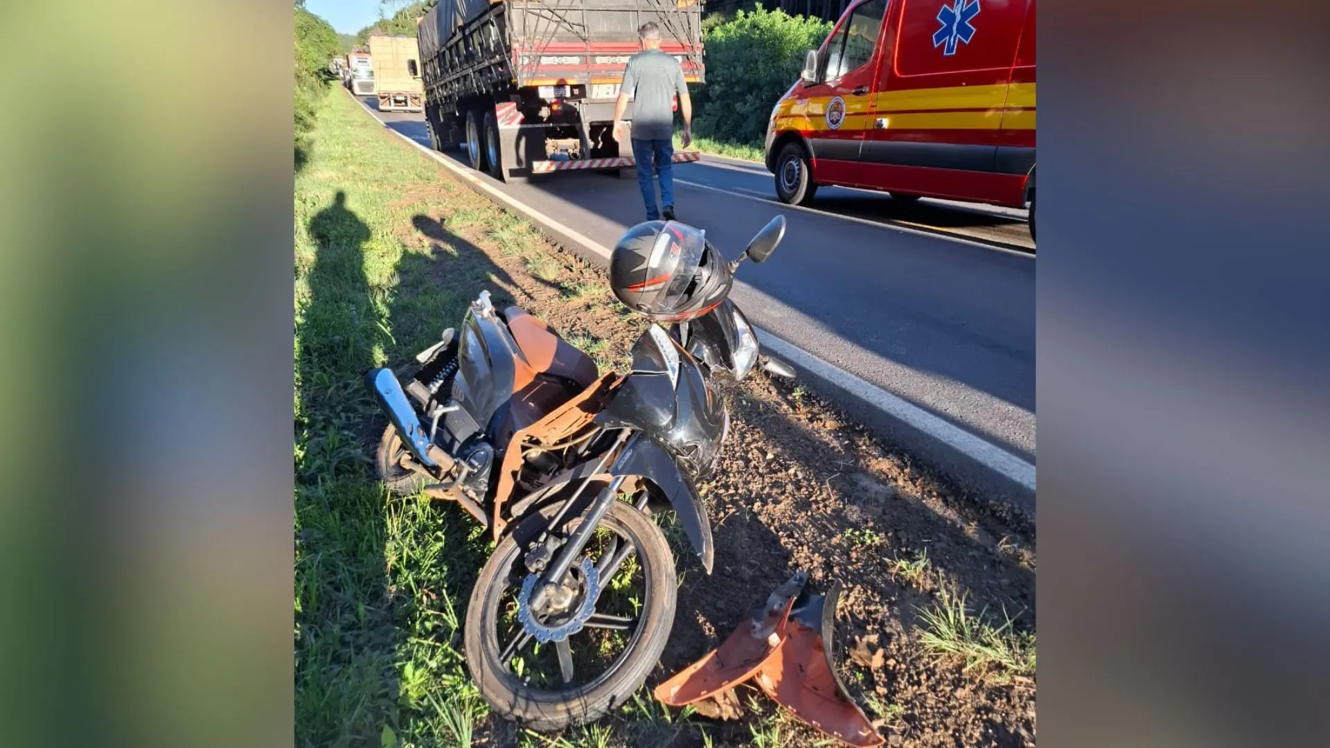 Mulher é socorrida após colisão entre moto e carro em Monte Carlo