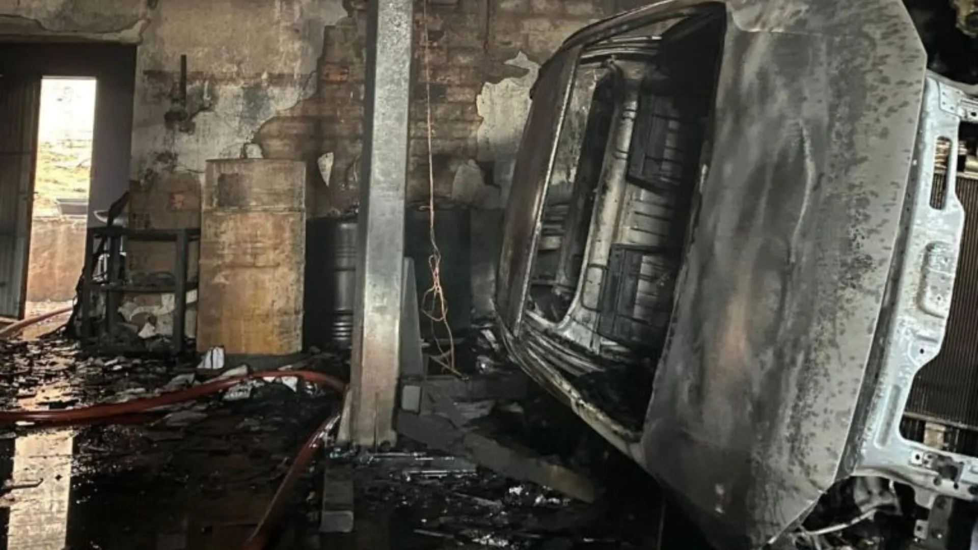 Explosão em oficina mecânica destrói veículos no Meio-Oeste de SC