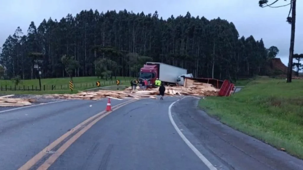 Colisão entre três caminhões deixa motorista ferido