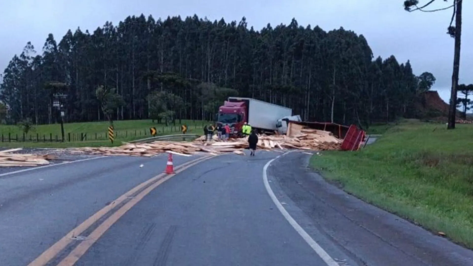 Colisão entre três caminhões deixa motorista ferido