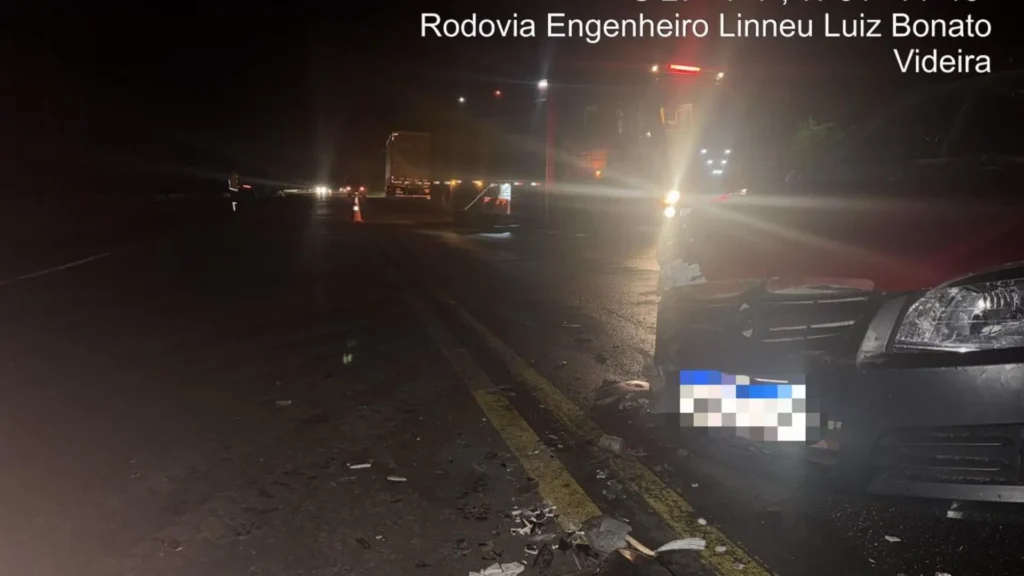 Homem é levado ao hospital após acidente entre caminhão e carro em Tangará