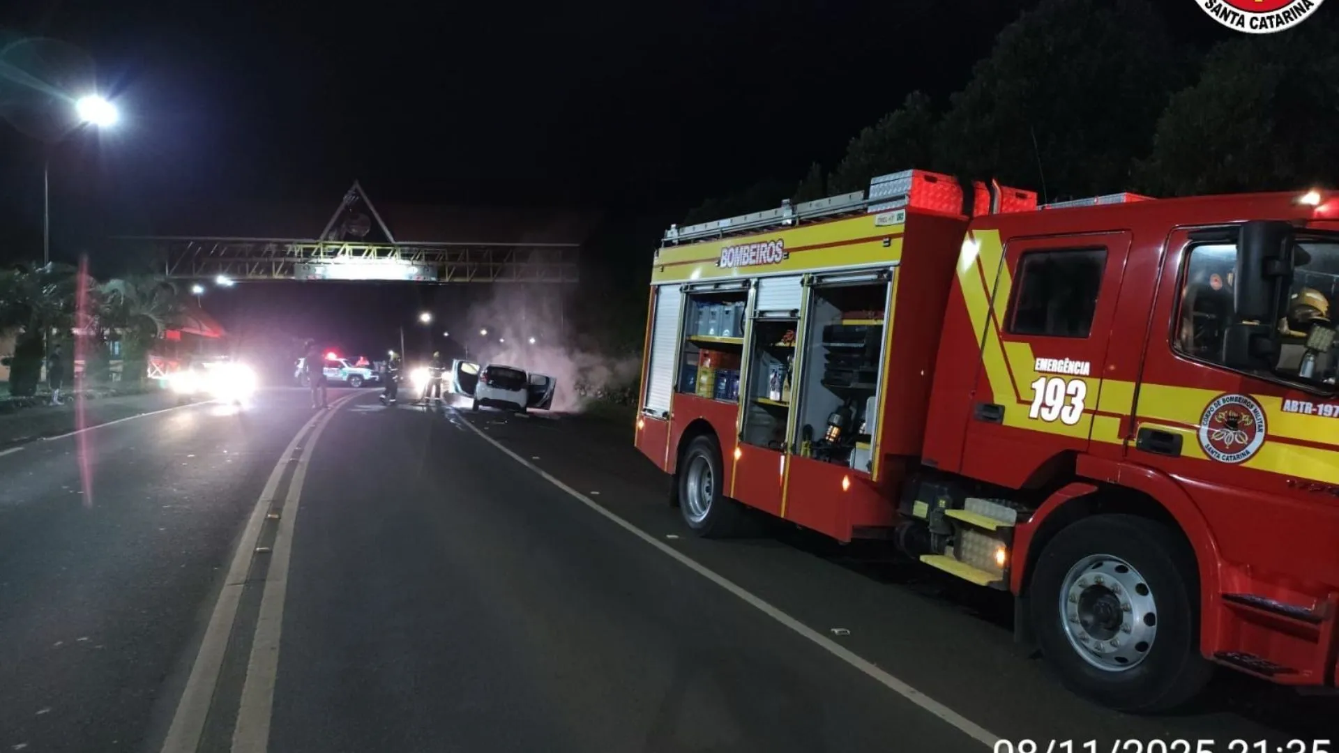 Veículo pega fogo na SC-355 e mobiliza bombeiros de Fraiburgo