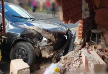 Condutora sem habilitação atropela pedestres e destrói fachada de casa em Videira