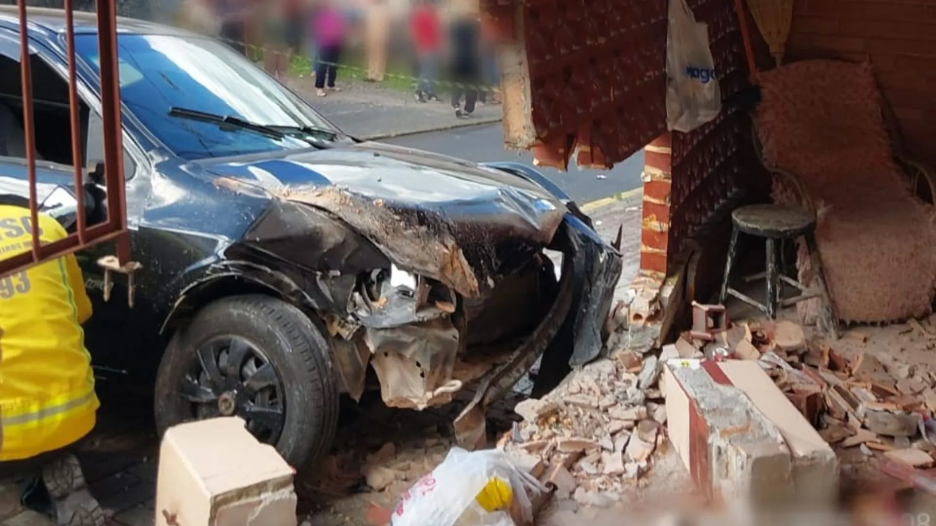 Condutora sem habilitação atropela pedestres e destrói fachada de casa em Videira