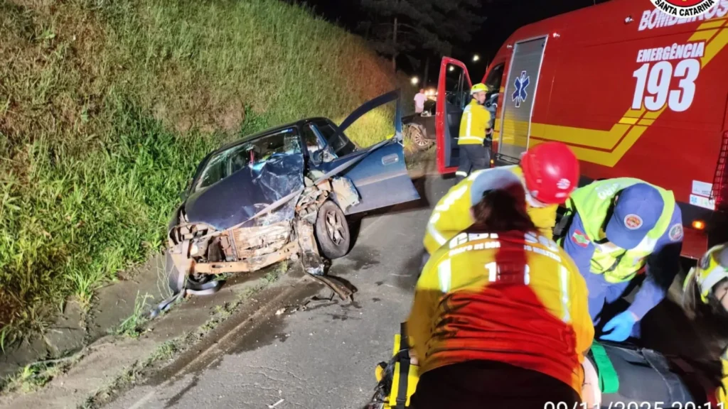 Colisão frontal em Fraiburgo envolve dois veículos e deixa 3 feridos