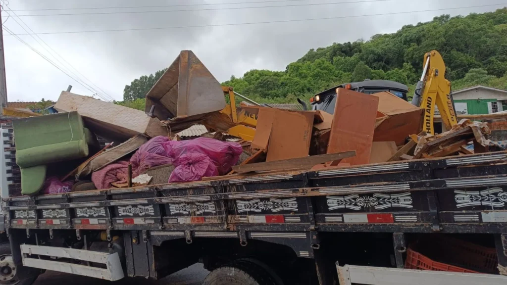 Ação Bota Fora coleta 4 toneladas de materiais no Bairro Vila Verde em Videira