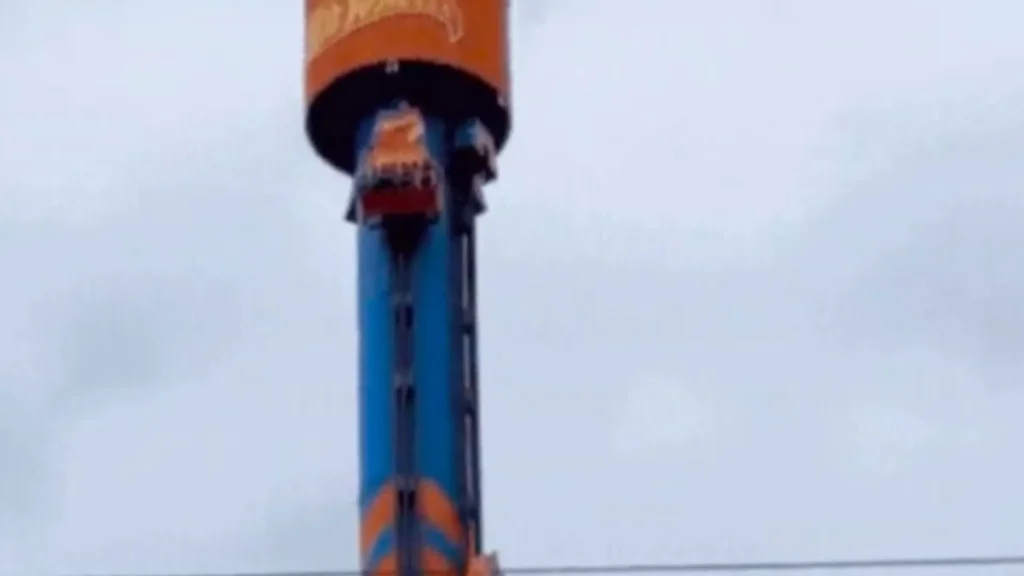 Família fica 20 minutos presa a 100 metros de altura em atração do Beto Carrero