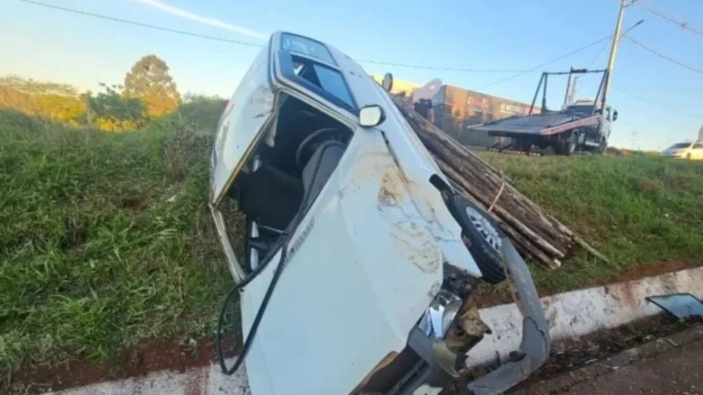Uno com carga de madeira sai da pista e capota em Capinzal