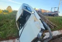 Uno com carga de madeira sai da pista e capota em Capinzal