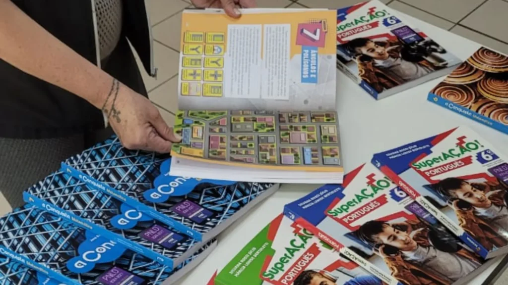 Escolas de Videira começam a receber livros para 2026