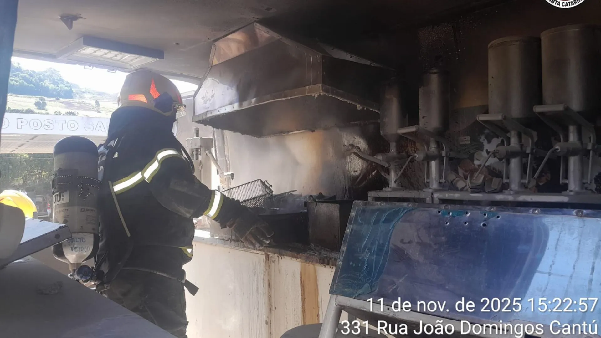 Trailer de churros pega fogo no pátio de posto em Salto Veloso