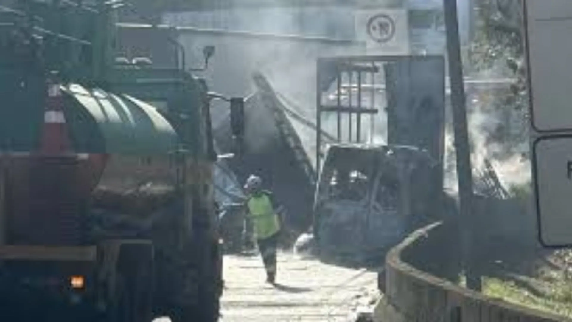 Engavetamento entre carretas e van entre SC e PR deixa mortos e mais de 14 feridos