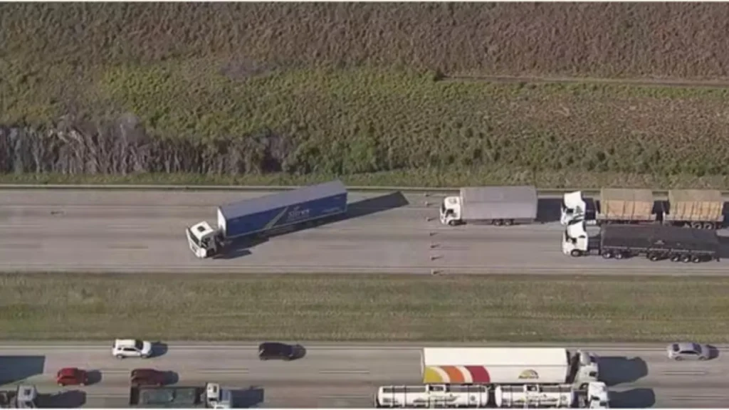 Motorista é encontrado amarrado com bomba após carreta ser atravessada no Rodoanel