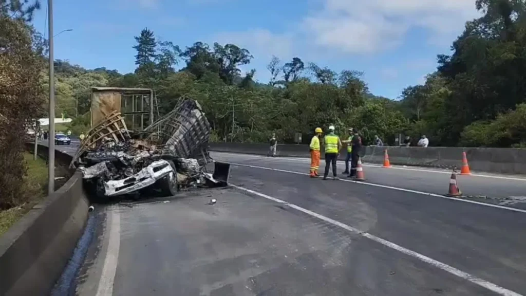 Seis vítimas de acidente na BR-376 seguem em observação em hospitais de SC