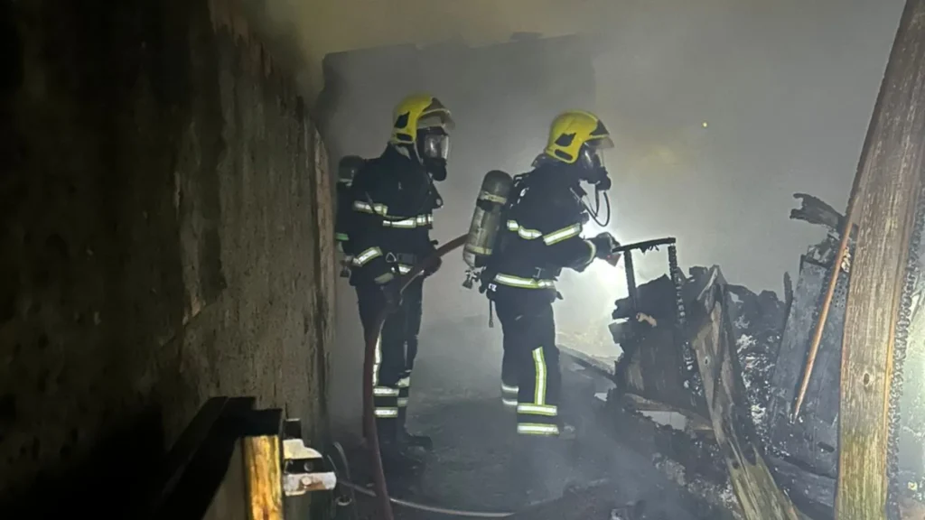 Casa fica completamente destruída após incêndio