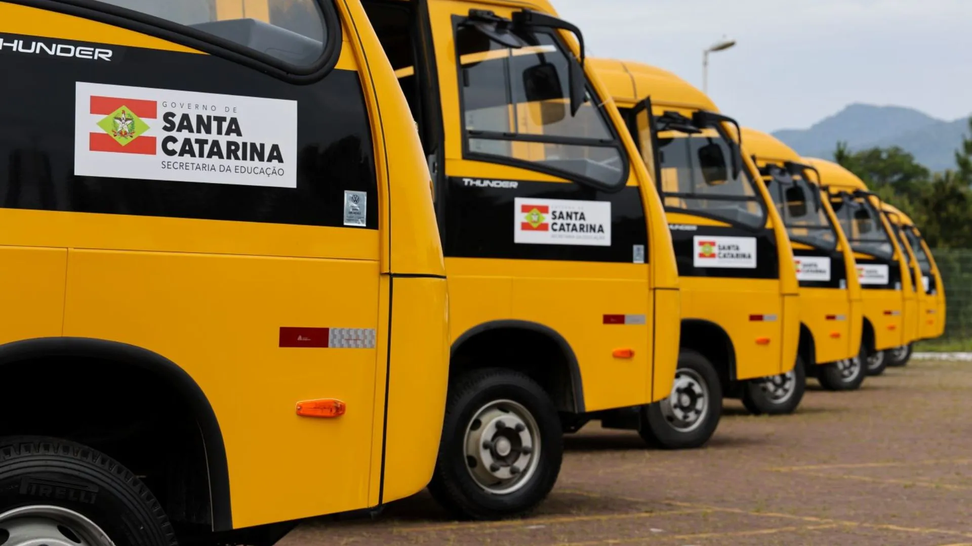 Governo de SC entrega 20 ônibus escolares para redes públicas