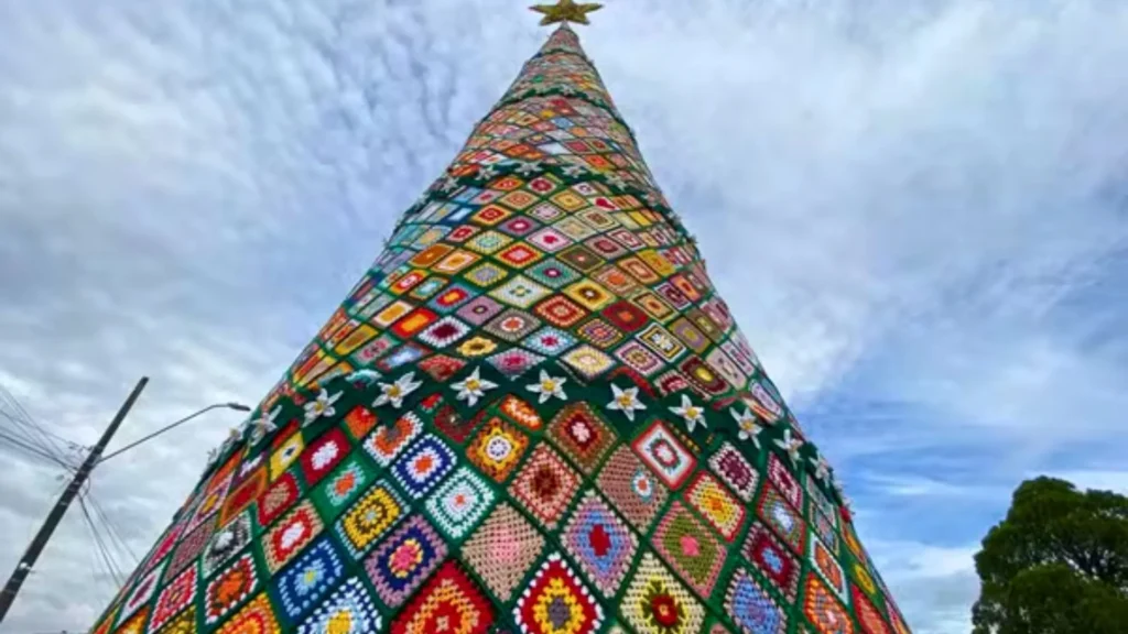 Árvore de crochê gigante é destaque nas comemorações natalinas em SC