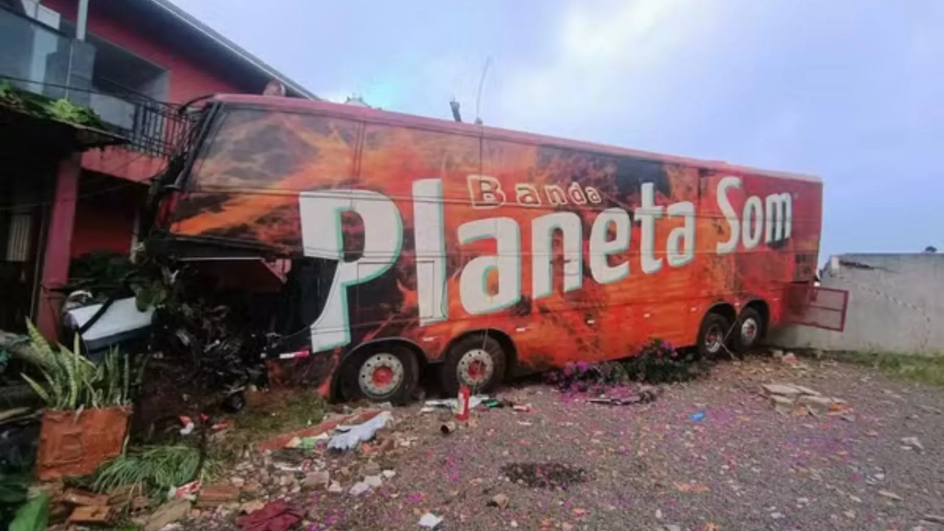 Ônibus de banda catarinense se envolve em colisão e deixa um morto e feridos