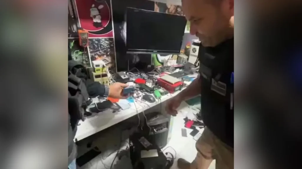 Polícia cumpre mandados em SC e mais 10 estados contra desbloqueio ilegal de celulares