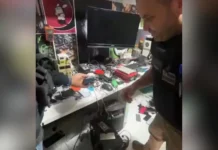 Polícia cumpre mandados em SC e mais 10 estados contra desbloqueio ilegal de celulares