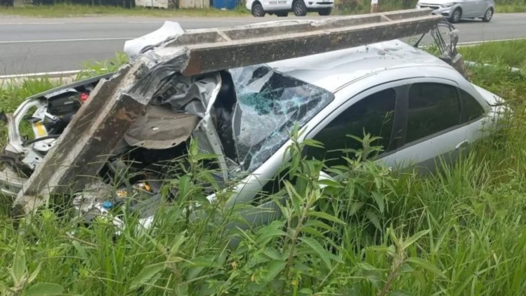 Motorista derruba três postes e foge antes da chegada da polícia em SC