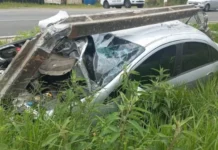 Motorista derruba três postes e foge antes da chegada da polícia em SC