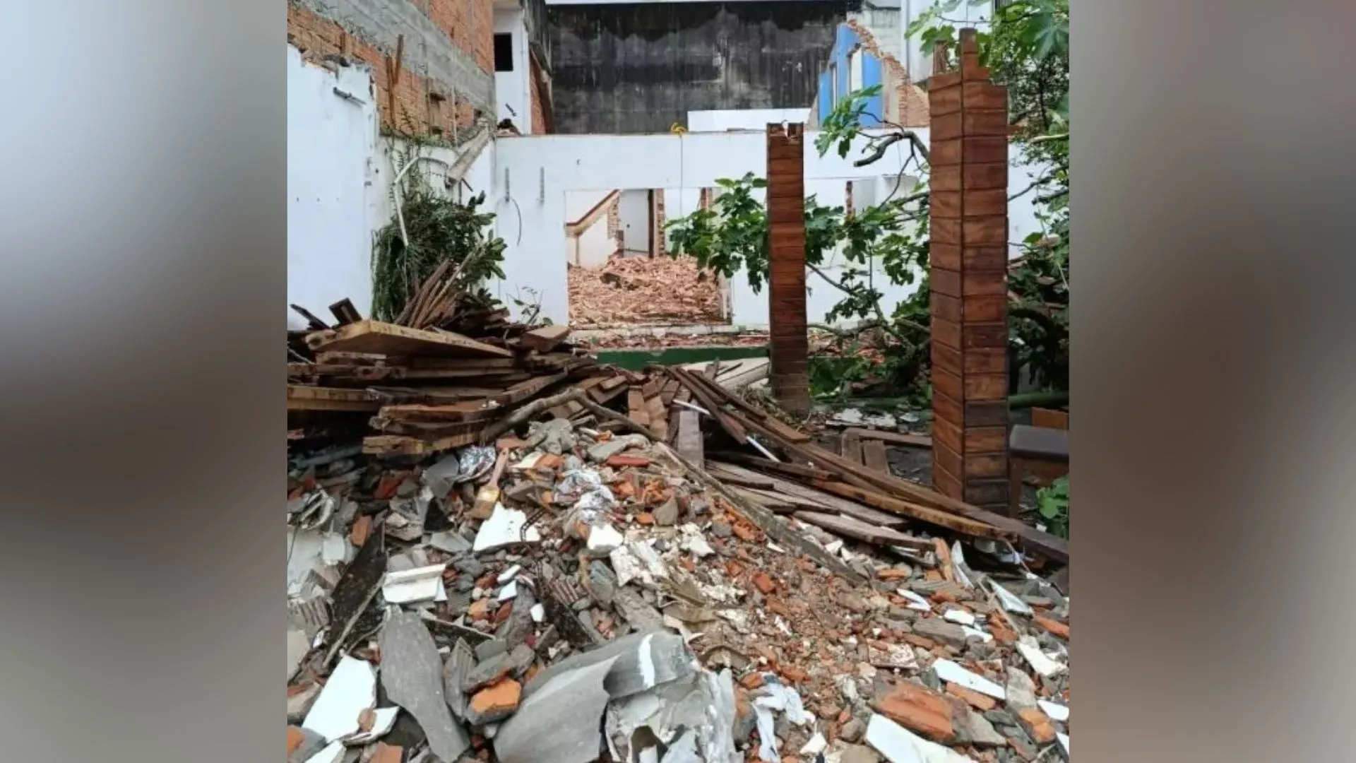 Dois pedreiros ficam soterrados após desabamento em obra em SC