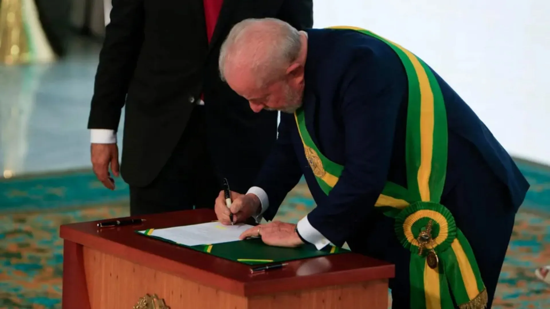 Nova lei nacional proíbe linguagem neutra na comunicação oficial