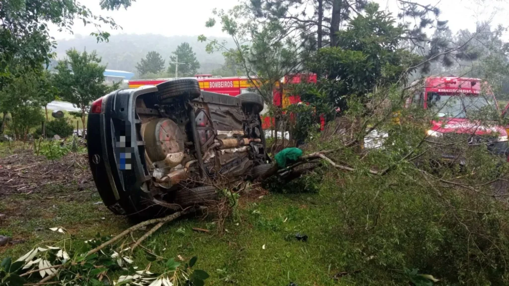 Carro capota após motorista perder o controle na SC-135, em Rio das Antas