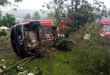 Carro capota após motorista perder o controle na SC-135, em Rio das Antas