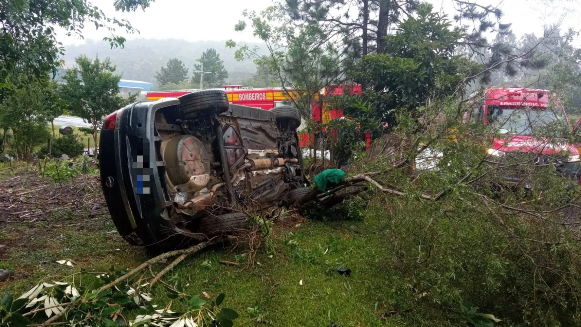Carro capota após motorista perder o controle na SC-135, em Rio das Antas