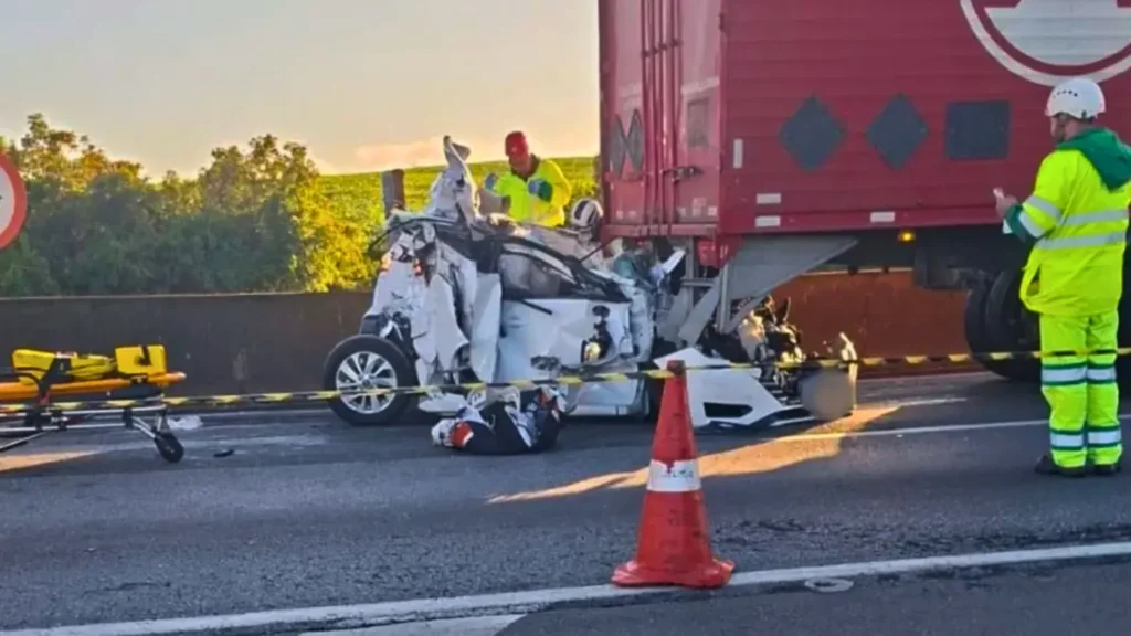 Carro é prensado entre carretas e três pessoas morrem na BR-376