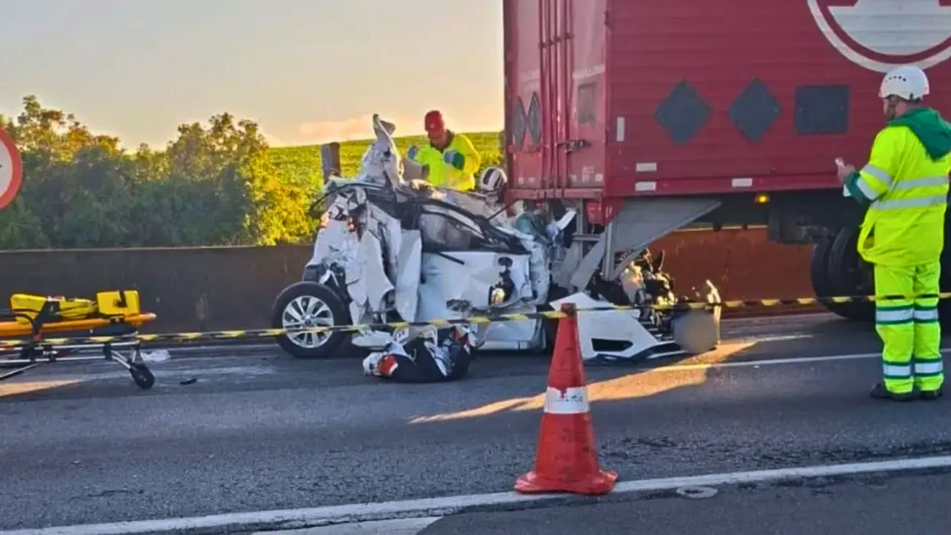 Carro é prensado entre carretas e três pessoas morrem na BR-376