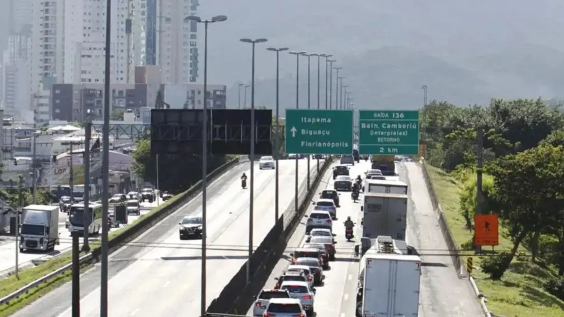 Feriado prolongado deve levar mais de 750 mil veículos ao litoral catarinense