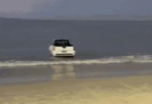 Motorista embriagado entra com carro e tudo em famosa praia catarinense