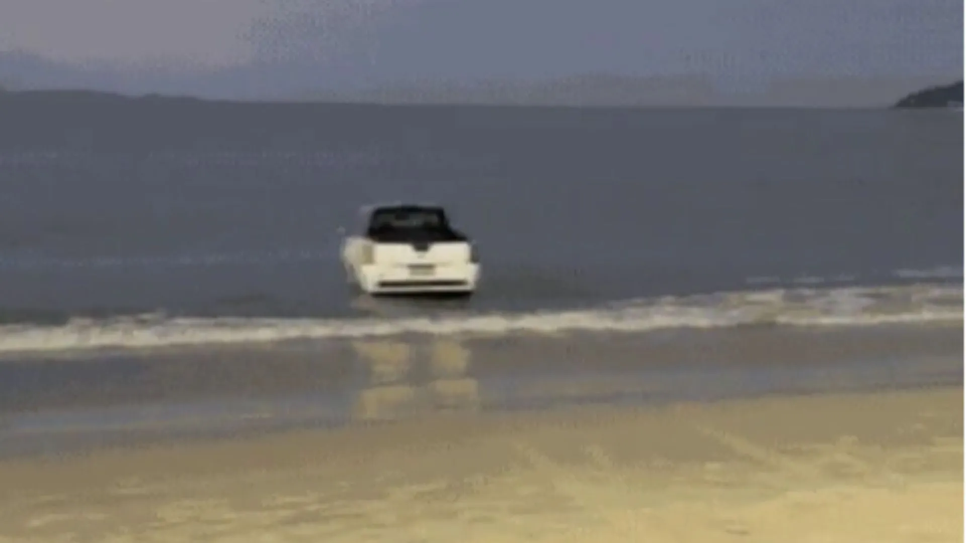 Motorista embriagado entra com carro e tudo em famosa praia catarinense