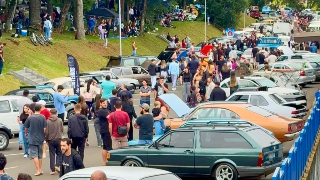 Mais de 300 veículos antigos encantam público no Natal dos Antigos em Videira