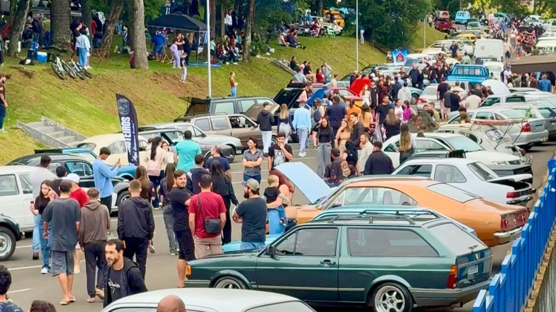 Mais de 300 veículos antigos encantam público no Natal dos Antigos em Videira