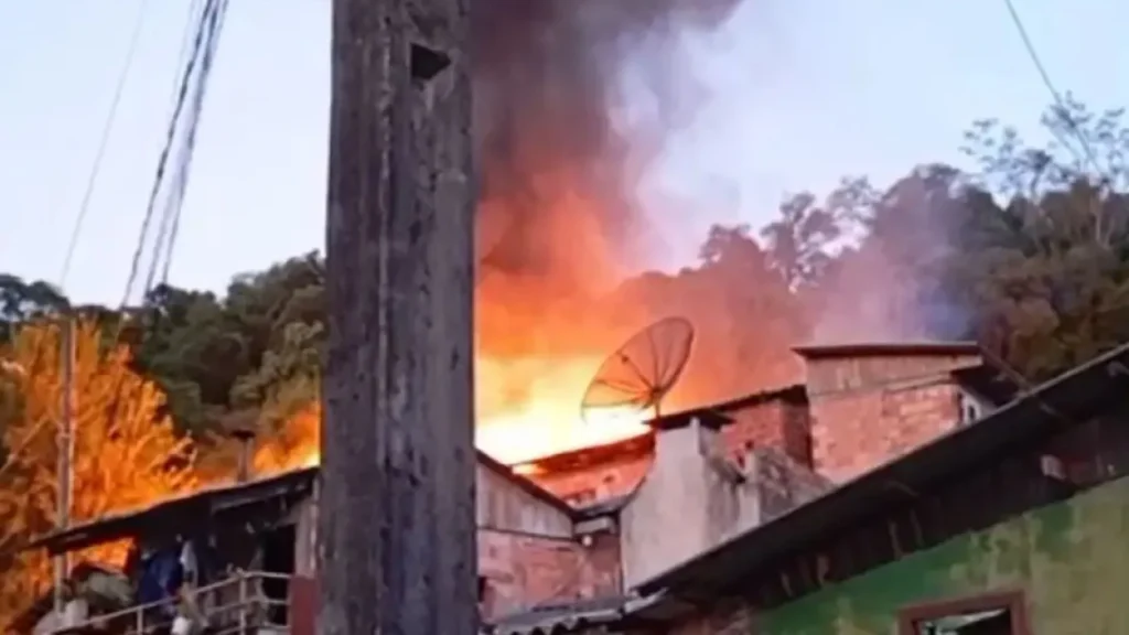 Mulher é presa por provocar incêndio que destruiu sua casa e atingiu vizinhos em Joaçaba