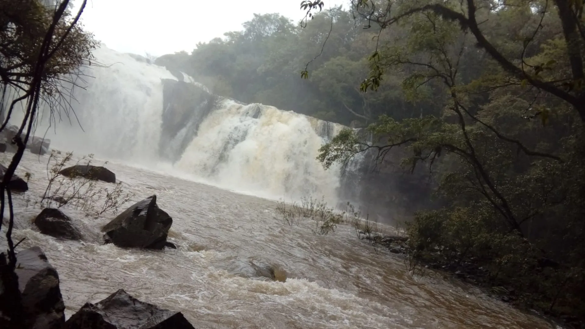 Jovem de 17 anos vai tomar banho em cachoeira e desaparece em Videira